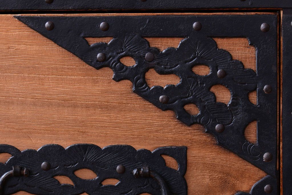 アンティーク家具　古民具・骨董　明治〜大正期　高級品!美しい金具の上質な重ね総桐佐渡箪笥(桐箪笥、桐たんす)