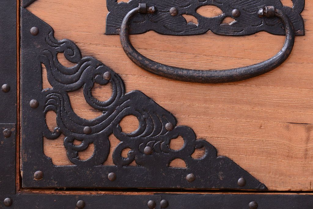 アンティーク家具　古民具・骨董　明治〜大正期　高級品!美しい金具の上質な重ね総桐佐渡箪笥(桐箪笥、桐たんす)