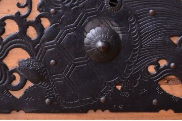 アンティーク家具　古民具・骨董　明治〜大正期　高級品!美しい金具の上質な重ね総桐佐渡箪笥(桐箪笥、桐たんす)