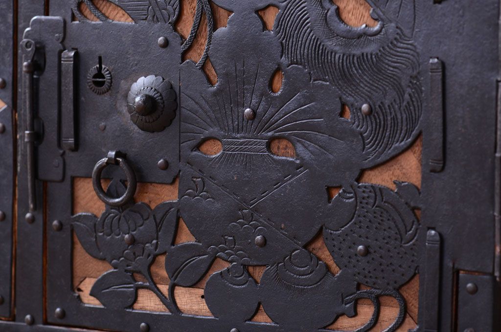 アンティーク家具　古民具・骨董　明治〜大正期　高級品!美しい金具の上質な重ね総桐佐渡箪笥(桐箪笥、桐たんす)