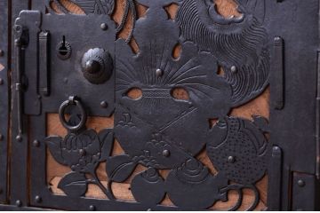 アンティーク家具　古民具・骨董　明治〜大正期　高級品!美しい金具の上質な重ね総桐佐渡箪笥(桐箪笥、桐たんす)