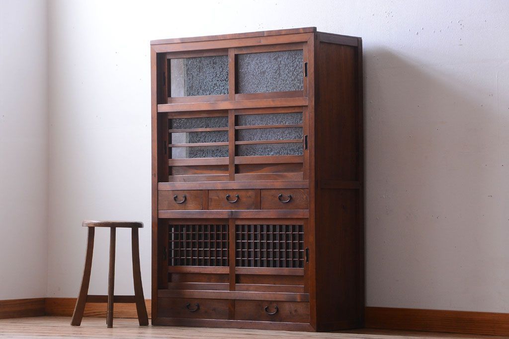 アンティーク家具　和製アンティーク　結霜ガラス入り!古い木製の水屋箪笥(収納棚・食器棚)