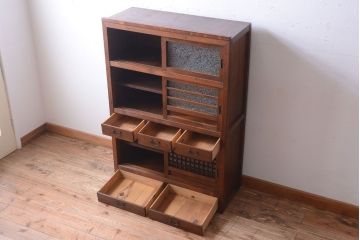 アンティーク家具　和製アンティーク　結霜ガラス入り!古い木製の水屋箪笥(収納棚・食器棚)