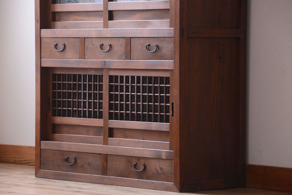 アンティーク家具　和製アンティーク　結霜ガラス入り!古い木製の水屋箪笥(収納棚・食器棚)