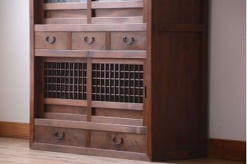 アンティーク家具　和製アンティーク　結霜ガラス入り!古い木製の水屋箪笥(収納棚・食器棚)