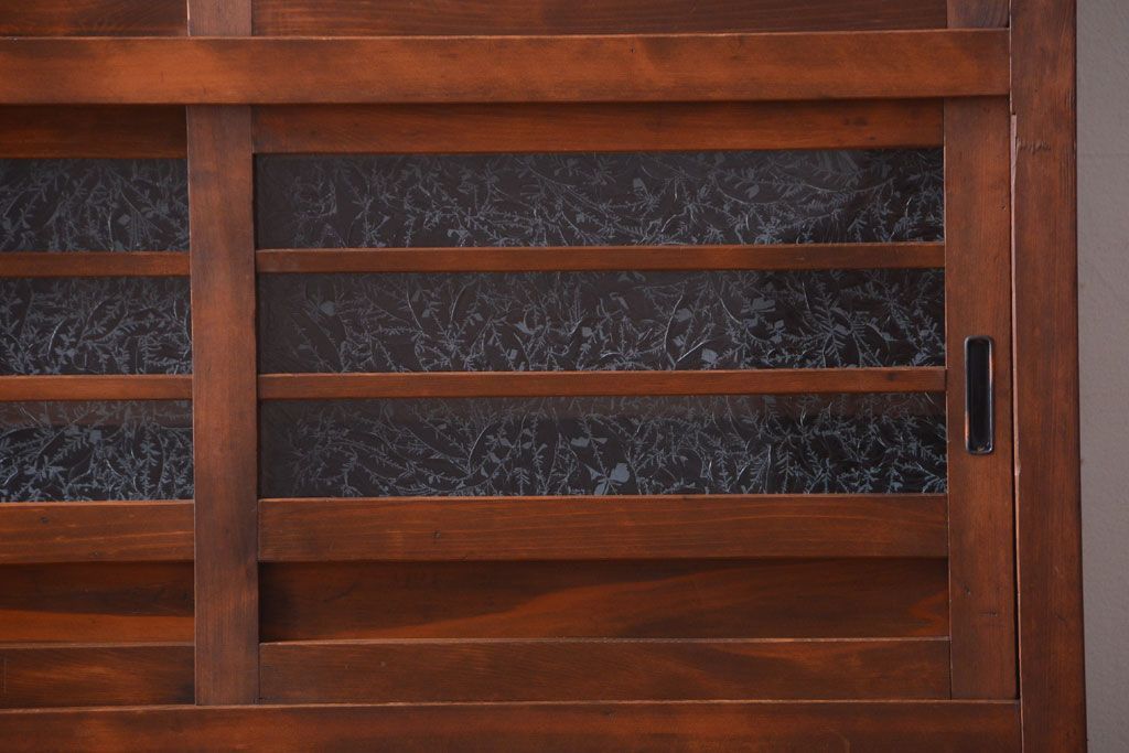 アンティーク家具　和製アンティーク　結霜ガラス入り!古い木製の水屋箪笥(収納棚・食器棚)