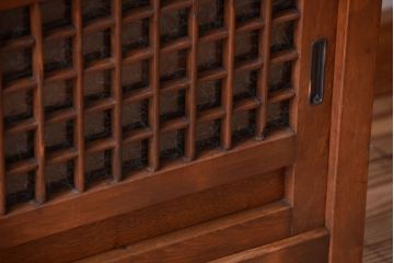 アンティーク家具　和製アンティーク　結霜ガラス入り!古い木製の水屋箪笥(収納棚・食器棚)