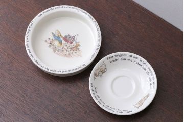 アンティーク雑貨　中古　イギリスWedgwood(ウェッジウッド)　ピーターラビット　深皿とティーカップソーサー2点セット