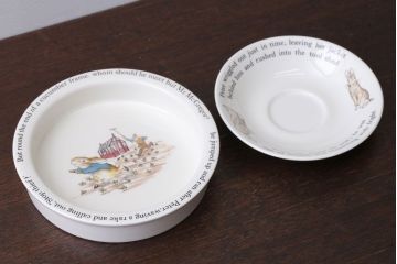 アンティーク雑貨　中古　イギリスWedgwood(ウェッジウッド)　ピーターラビット　深皿とティーカップソーサー2点セット