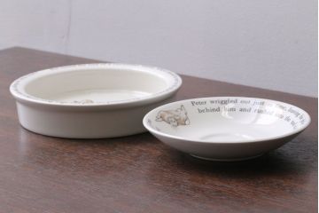 アンティーク雑貨　中古　イギリスWedgwood(ウェッジウッド)　ピーターラビット　深皿とティーカップソーサー2点セット
