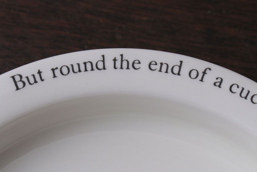 アンティーク雑貨　中古　イギリスWedgwood(ウェッジウッド)　ピーターラビット　深皿とティーカップソーサー2点セット