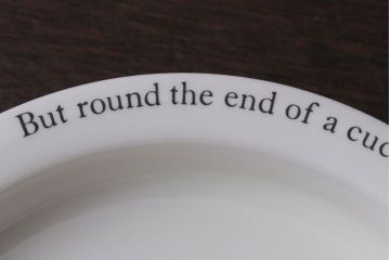 アンティーク雑貨　中古　イギリスWedgwood(ウェッジウッド)　ピーターラビット　深皿とティーカップソーサー2点セット