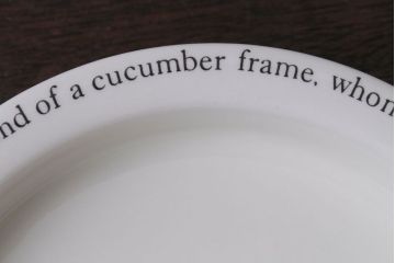 アンティーク雑貨　中古　イギリスWedgwood(ウェッジウッド)　ピーターラビット　深皿とティーカップソーサー2点セット