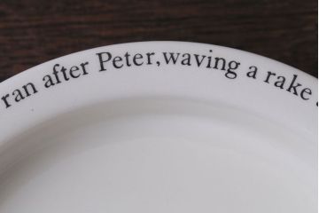 アンティーク雑貨　中古　イギリスWedgwood(ウェッジウッド)　ピーターラビット　深皿とティーカップソーサー2点セット