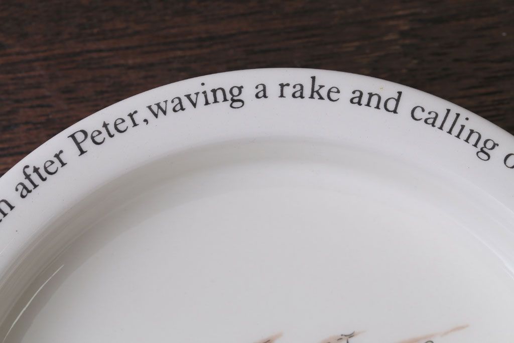 アンティーク雑貨　中古　イギリスWedgwood(ウェッジウッド)　ピーターラビット　深皿とティーカップソーサー2点セット