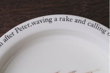 アンティーク雑貨　中古　イギリスWedgwood(ウェッジウッド)　ピーターラビット　深皿とティーカップソーサー2点セット