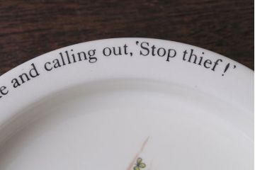 アンティーク雑貨　中古　イギリスWedgwood(ウェッジウッド)　ピーターラビット　深皿とティーカップソーサー2点セット