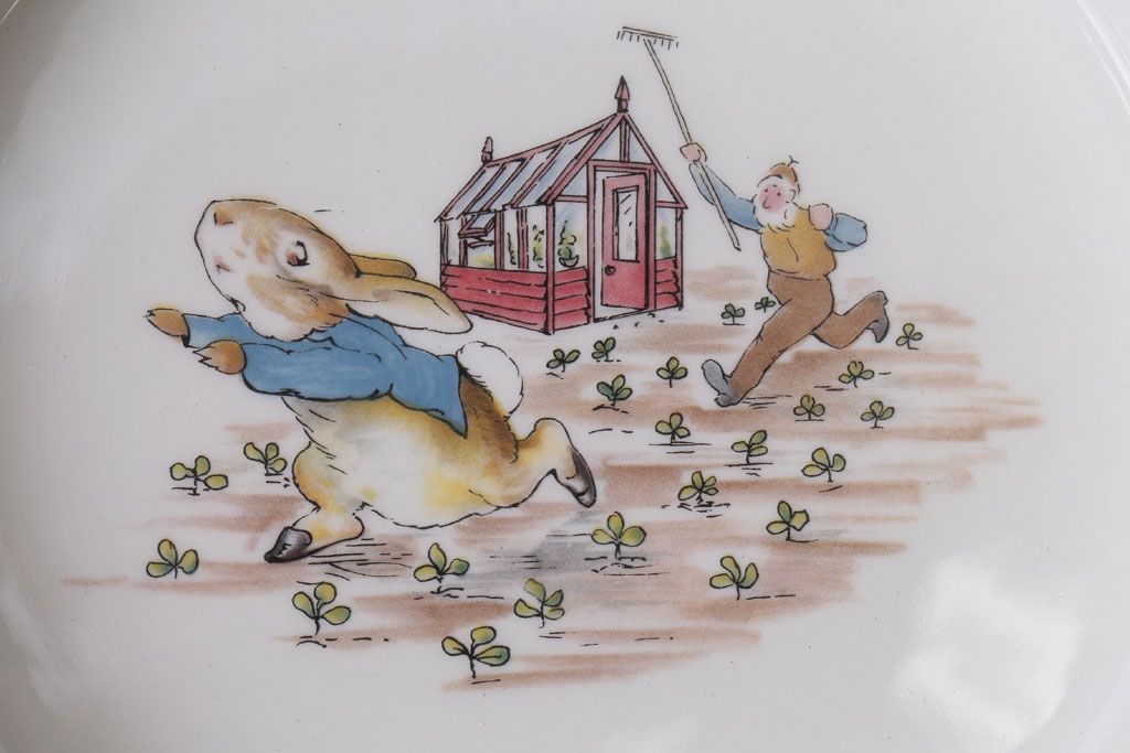 アンティーク雑貨　中古　イギリスWedgwood(ウェッジウッド)　ピーターラビット　深皿とティーカップソーサー2点セット