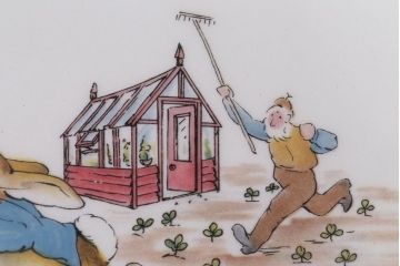 アンティーク雑貨　中古　イギリスWedgwood(ウェッジウッド)　ピーターラビット　深皿とティーカップソーサー2点セット