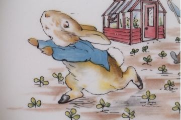 アンティーク雑貨　中古　イギリスWedgwood(ウェッジウッド)　ピーターラビット　深皿とティーカップソーサー2点セット