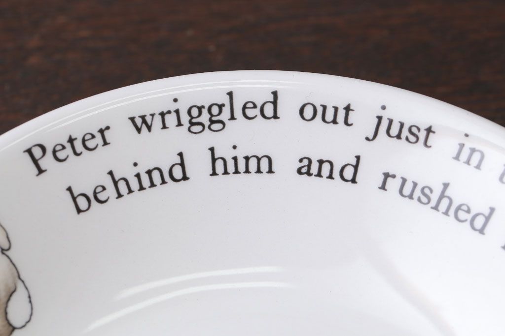 アンティーク雑貨　中古　イギリスWedgwood(ウェッジウッド)　ピーターラビット　深皿とティーカップソーサー2点セット