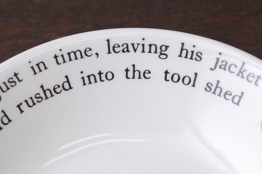 アンティーク雑貨　中古　イギリスWedgwood(ウェッジウッド)　ピーターラビット　深皿とティーカップソーサー2点セット