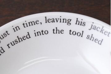 アンティーク雑貨　中古　イギリスWedgwood(ウェッジウッド)　ピーターラビット　深皿とティーカップソーサー2点セット