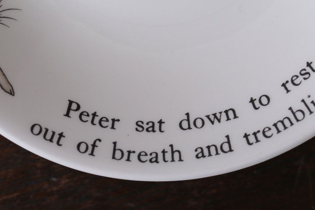 アンティーク雑貨　中古　イギリスWedgwood(ウェッジウッド)　ピーターラビット　深皿とティーカップソーサー2点セット