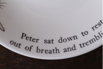 アンティーク雑貨　中古　イギリスWedgwood(ウェッジウッド)　ピーターラビット　深皿とティーカップソーサー2点セット