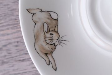 アンティーク雑貨　中古　イギリスWedgwood(ウェッジウッド)　ピーターラビット　深皿とティーカップソーサー2点セット