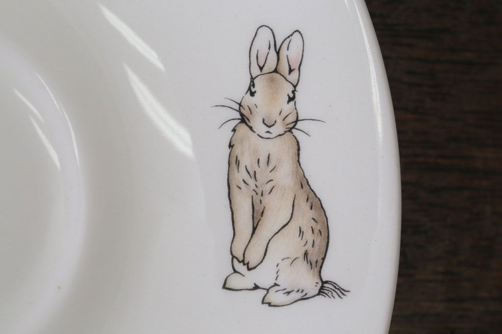 アンティーク雑貨　中古　イギリスWedgwood(ウェッジウッド)　ピーターラビット　深皿とティーカップソーサー2点セット