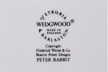 アンティーク雑貨　中古　イギリスWedgwood(ウェッジウッド)　ピーターラビット　深皿とティーカップソーサー2点セット