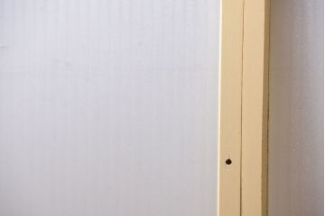 昭和レトロ　銀モールガラス入り!クリーム色ペイントの引き戸2枚セット