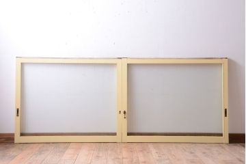昭和レトロ　銀モールガラス入り!クリーム色ペイントの引き戸2枚セット