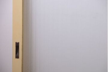 昭和レトロ　銀モールガラス入り!クリーム色ペイントの引き戸2枚セット
