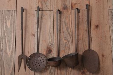 アンティーク雑貨　イギリスアンティーク　銅のキッチンツールとハンギングラック(レードルラック)