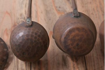 アンティーク雑貨　イギリスアンティーク　銅のキッチンツールとハンギングラック(レードルラック)