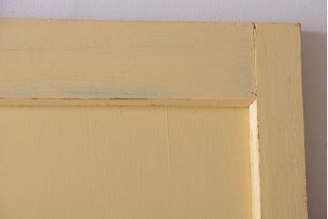 アンティーク　クリーム色ペイントのシンプルなドア