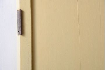 アンティーク　クリーム色ペイントのシンプルなドア