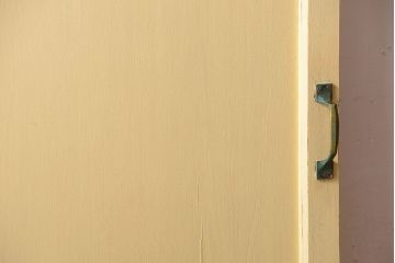アンティーク　クリーム色ペイントのシンプルなドア