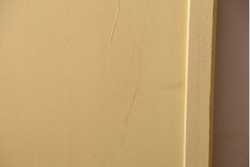 アンティーク　クリーム色ペイントのシンプルなドア