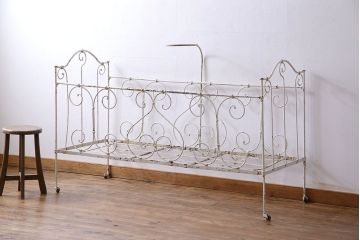 アンティーク家具　イギリスアンティーク　アイアン製　シャビーな風合いのフォールディングベビーベッド