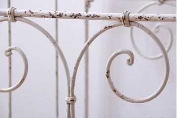 アンティーク家具　イギリスアンティーク　アイアン製　シャビーな風合いのフォールディングベビーベッド