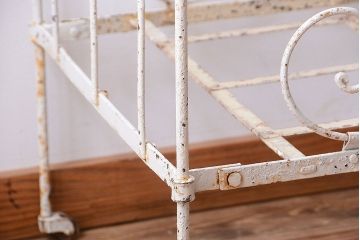 アンティーク家具　イギリスアンティーク　アイアン製　シャビーな風合いのフォールディングベビーベッド