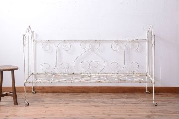 アンティーク家具　イギリスアンティーク　アイアン製　シャビーな風合いのフォールディングベビーベッド