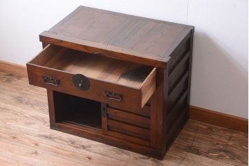 アンティーク家具　古民具・骨董　三面横桟回しの越後帳場箪笥(銭戸棚、帳箪笥・帳戸棚)