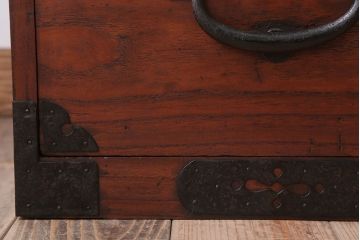 アンティーク家具　和製アンティーク　シンプルな丸金具の時代箪笥ローボード(1)
