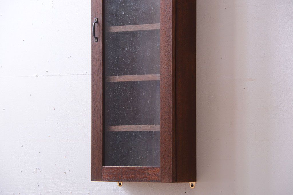 アンティーク家具　アンティーク　気泡ガラス入り!古い木製のお洒落な縦型壁掛け戸棚(2)