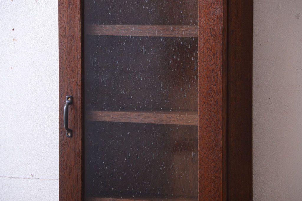 アンティーク家具　アンティーク　気泡ガラス入り!古い木製のお洒落な縦型壁掛け戸棚(2)