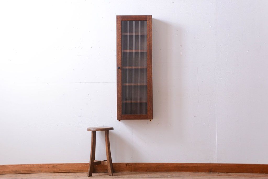 アンティーク家具　アンティーク　モールガラス入り!古い木製のお洒落な縦型壁掛け戸棚(1)